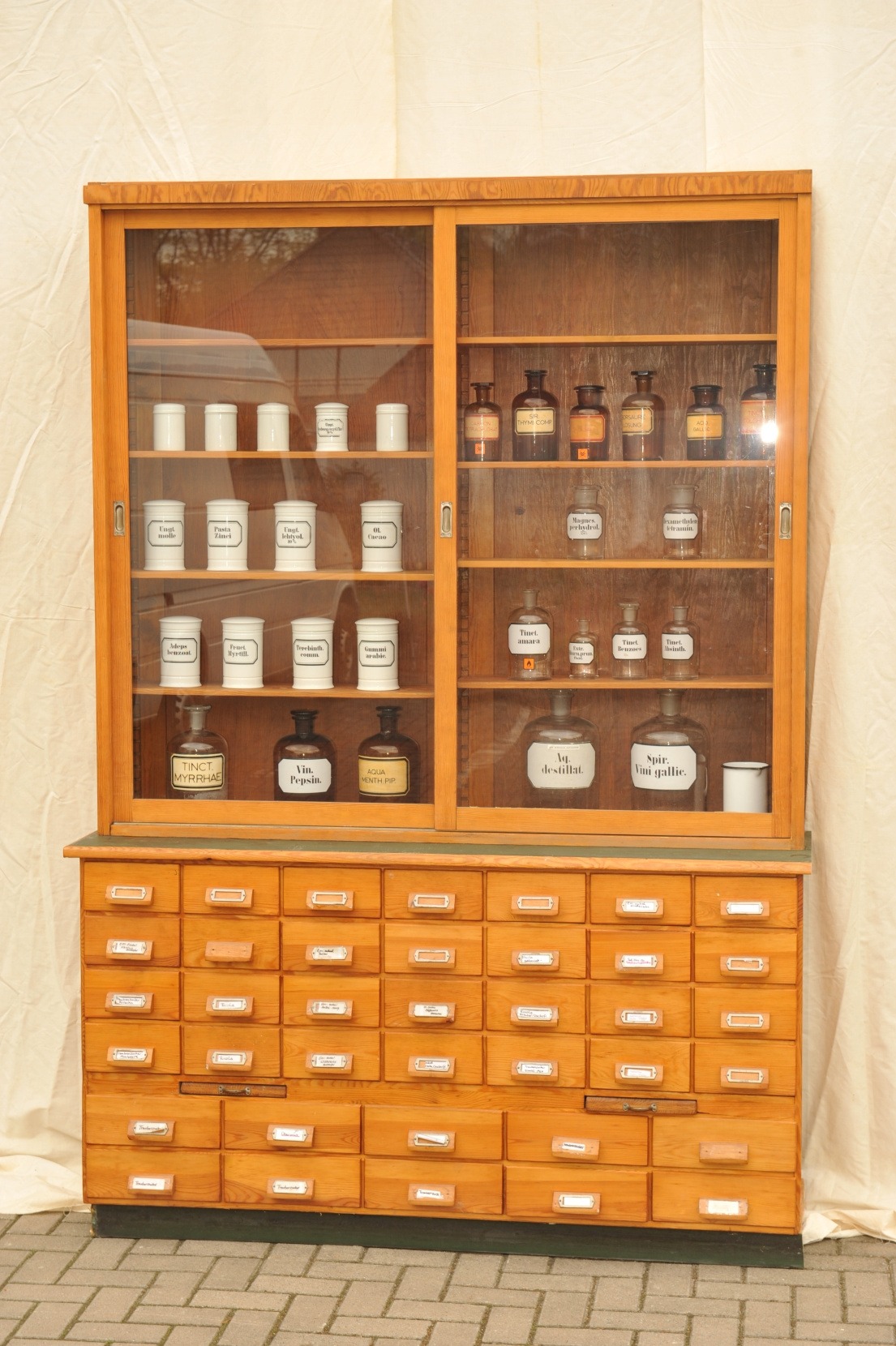 Apothekerschrank_mit_Verkaufsvitrine_2022