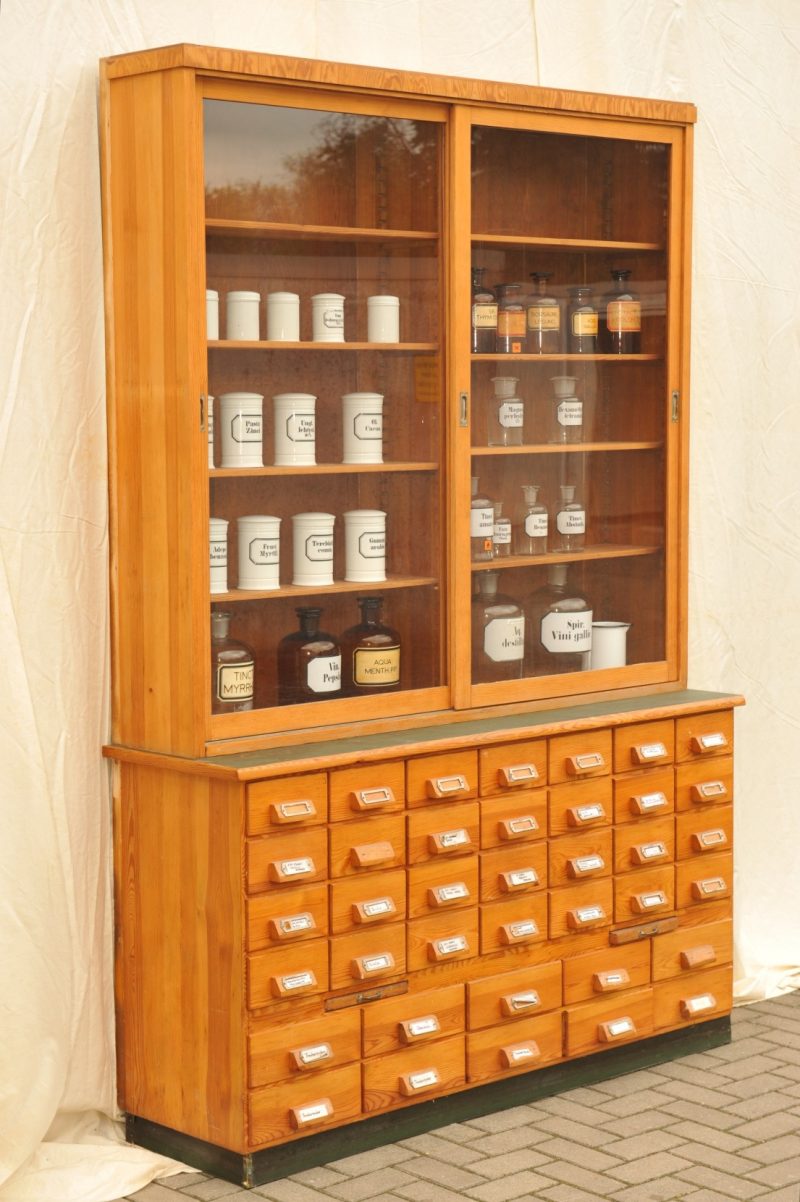 Apothekerschrank_mit_Verkaufsvitrine_2022