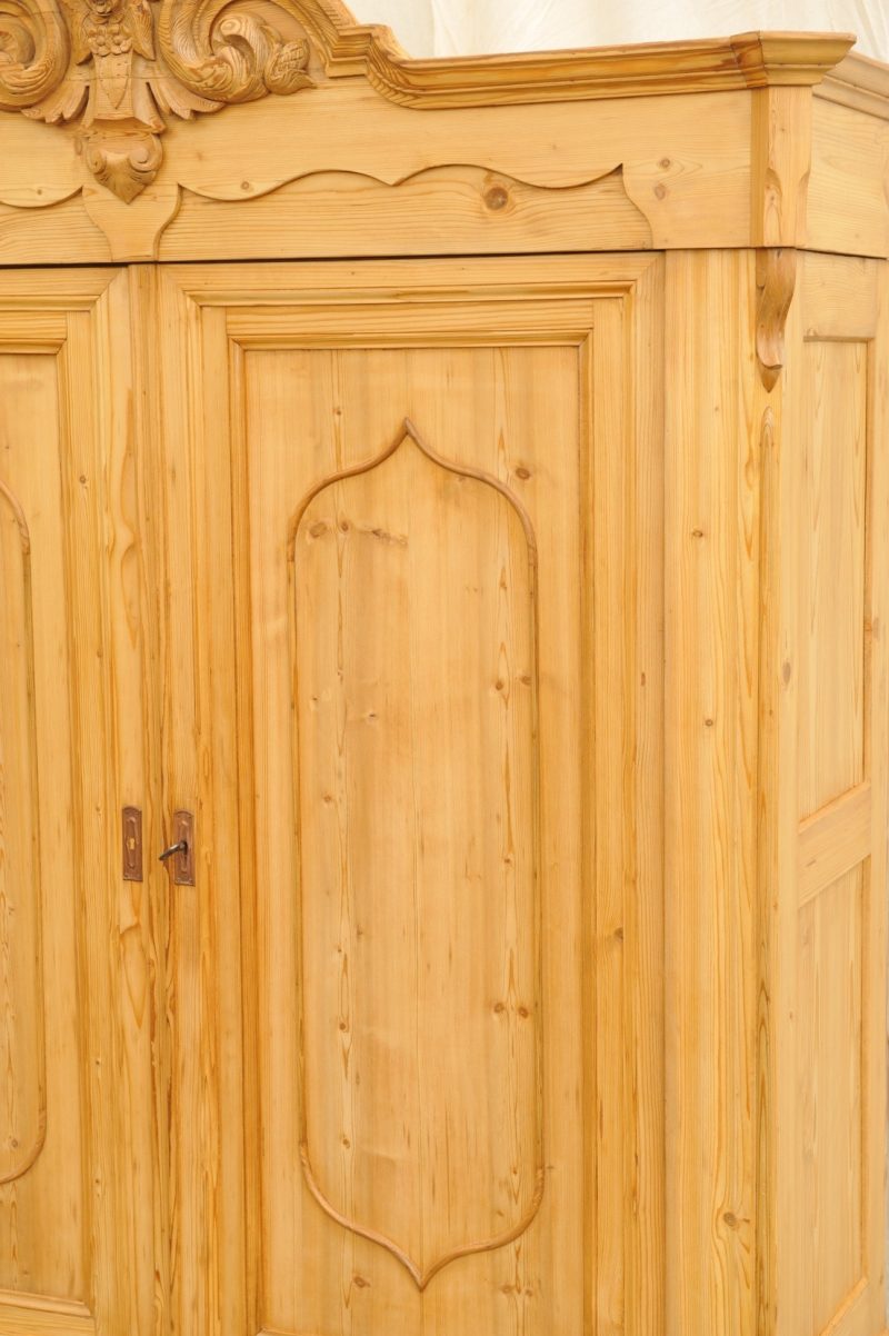 Antike Garderobenschranke