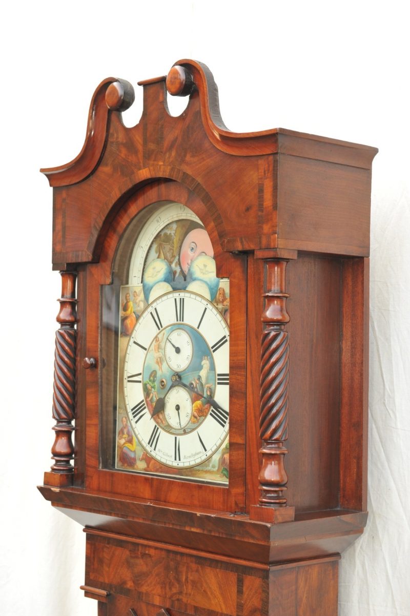 Bodenstanduhr Mahagoni Antik im Hof antike Bodenstanduhr