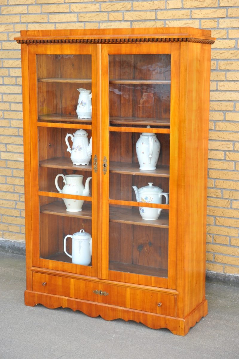 Biedermeier Vitrine Kirsche, Bücherschrank Antik im Hof