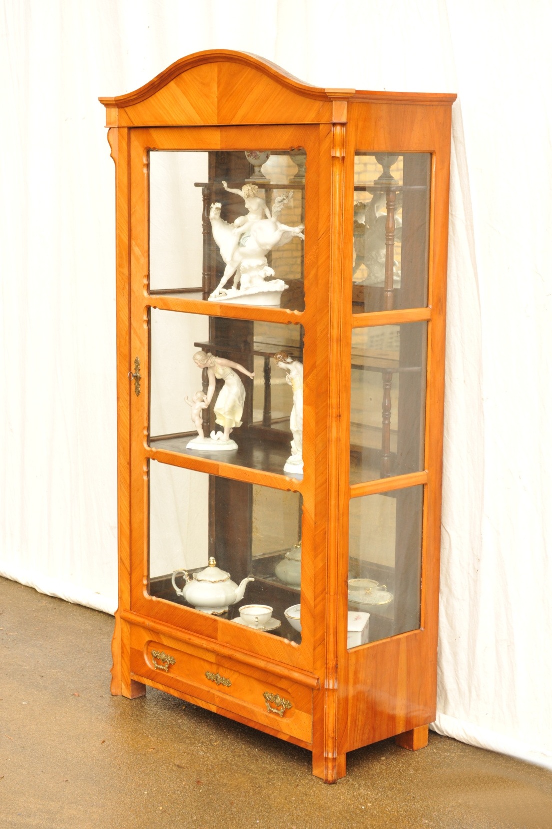 Vitrine_Kirsche_Seiten_verglast_2887