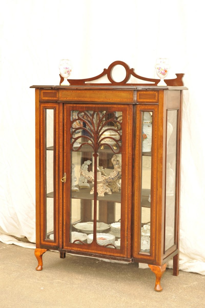 kleine_antike_Vitrine_Seiten_verglast_2964