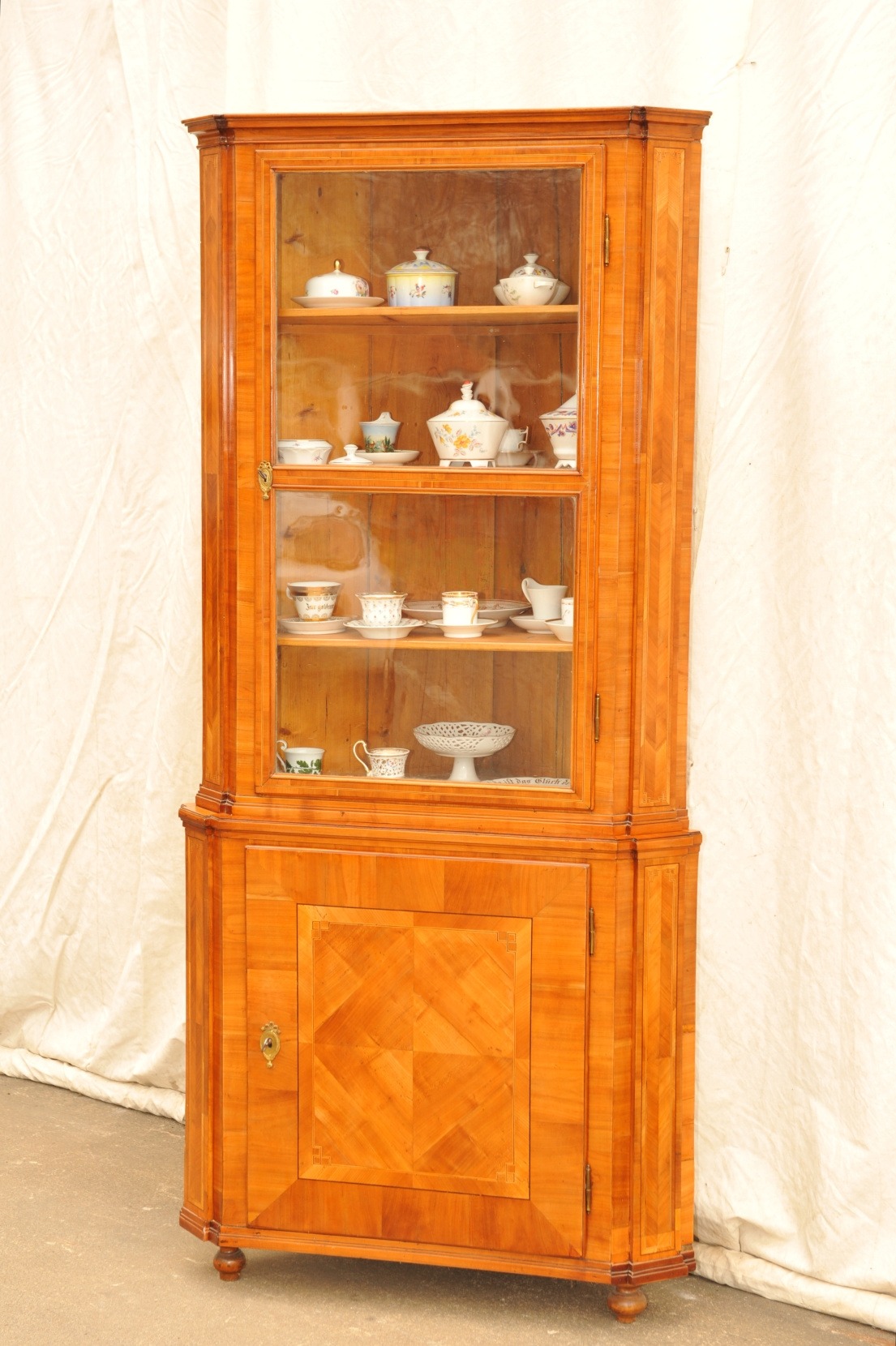 Eckschrank mit Aufsatzvitrine Louis XVI