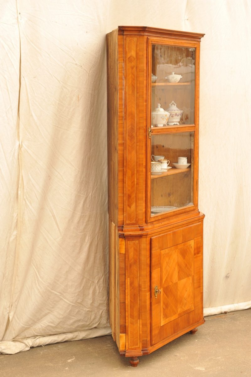 Eckschrank mit Aufsatzvitrine Louis XVI