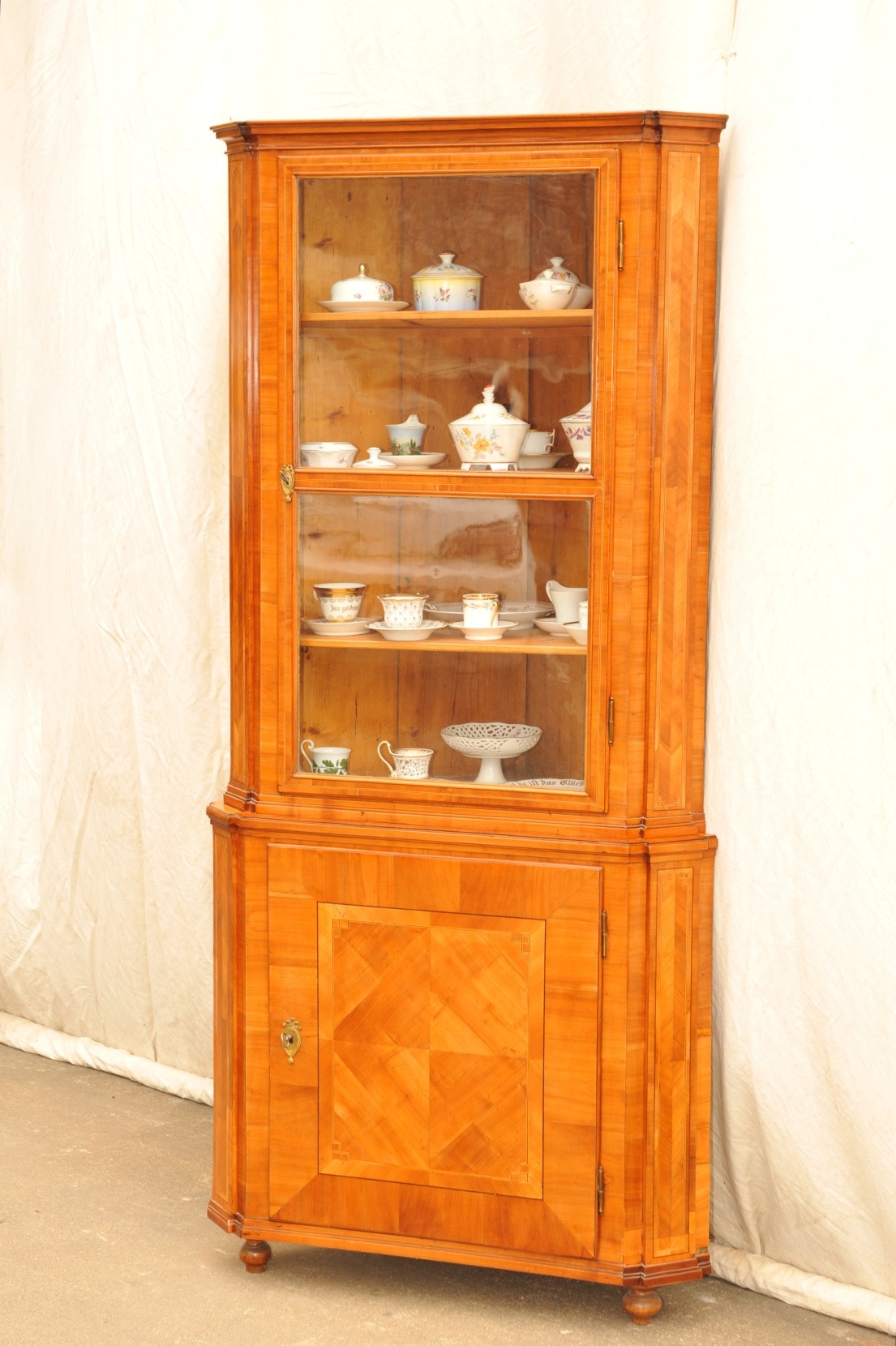 Eckschrank mit Aufsatzvitrine Louis XVI