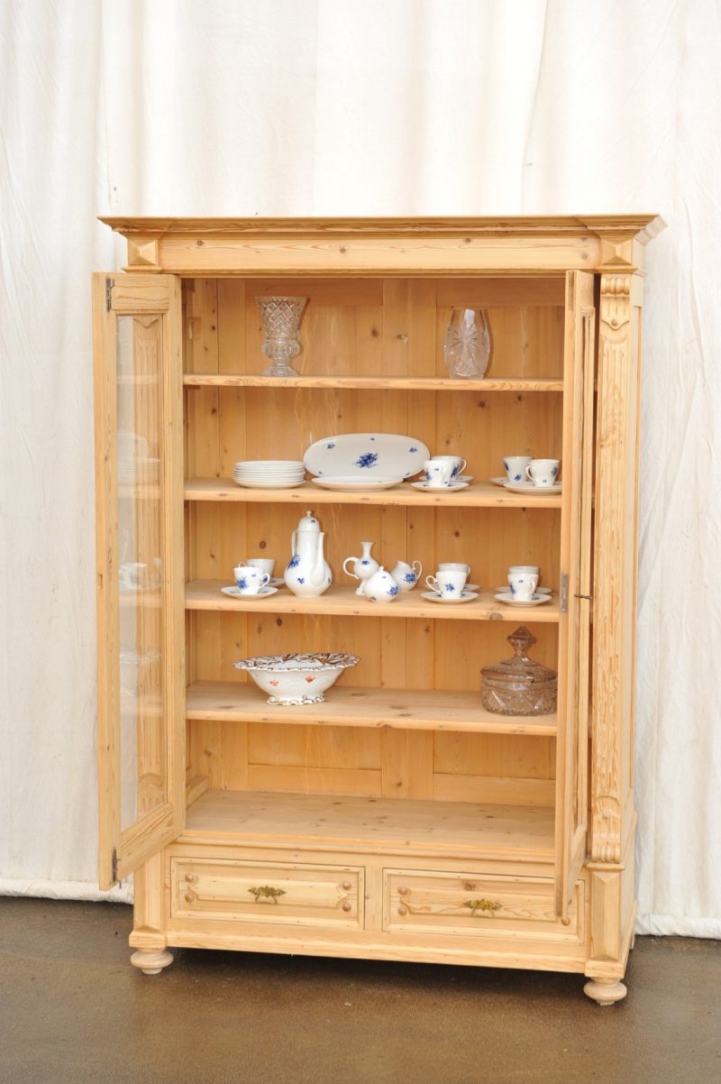 Großer Vitrinenschrank Weichholz - Antik im Hof - antike Vitrine