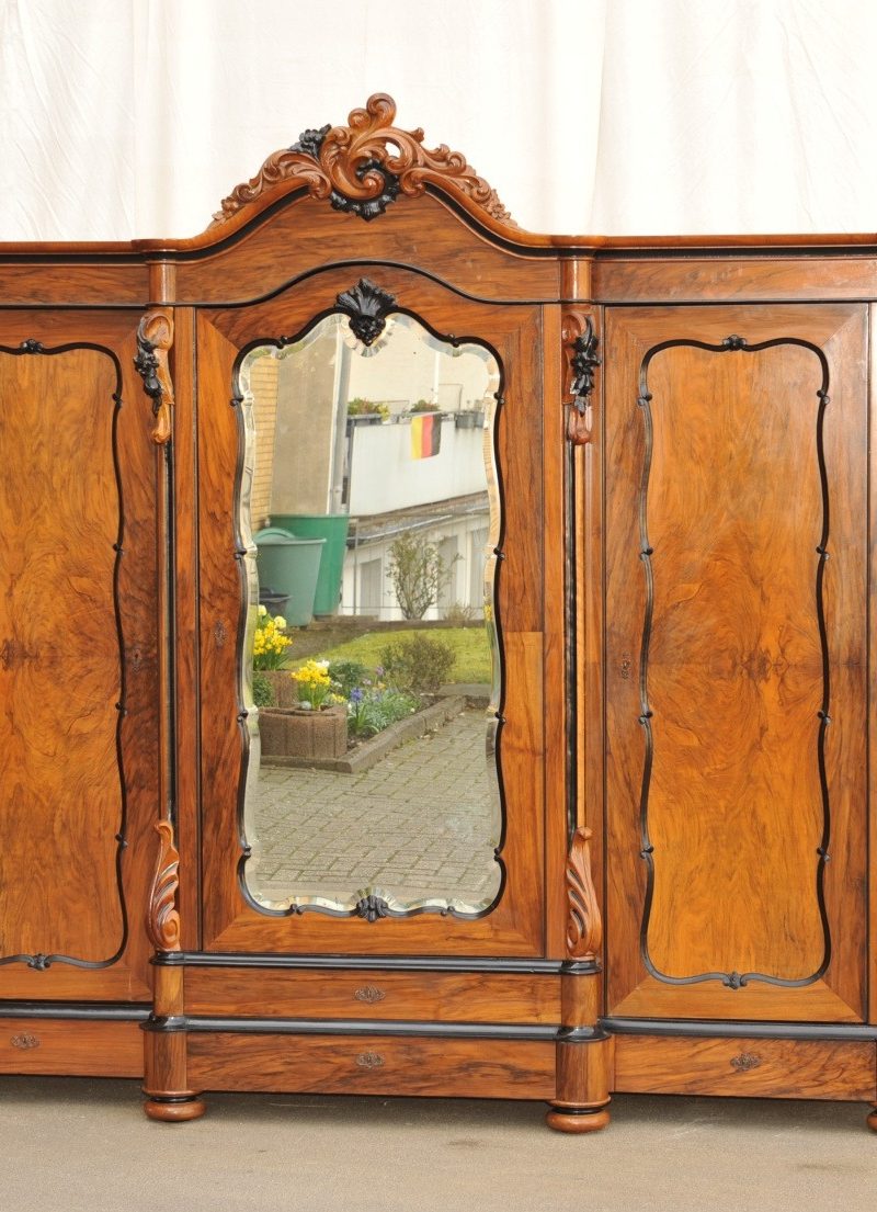 sehr großer antiker Kleiderschrank, Nussbaum