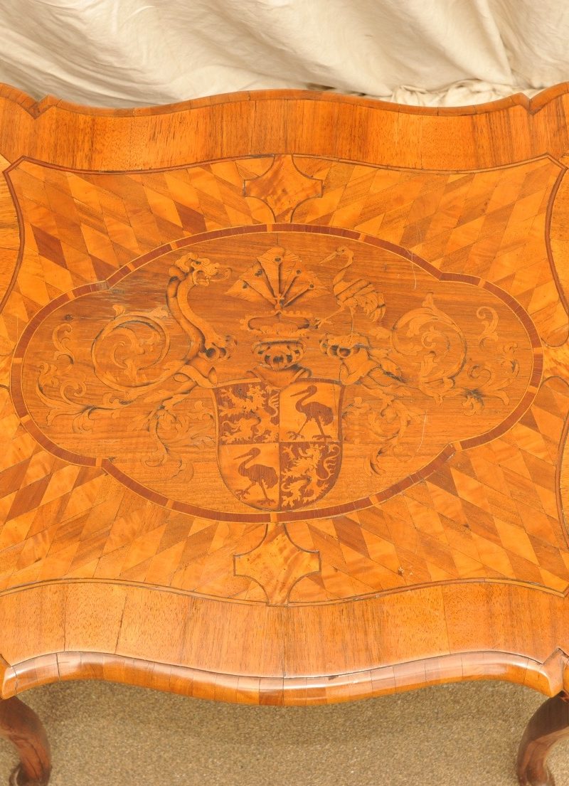 Barocktisch von 1750 mit Wappen der Reußen
