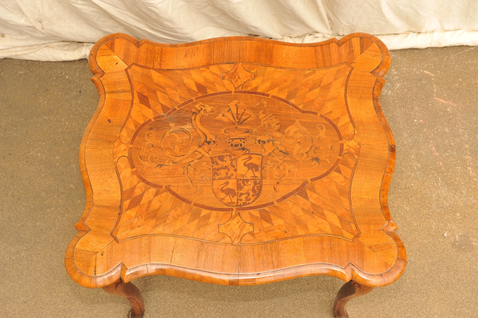 Barocktisch von 1750 mit Wappen der Reußen