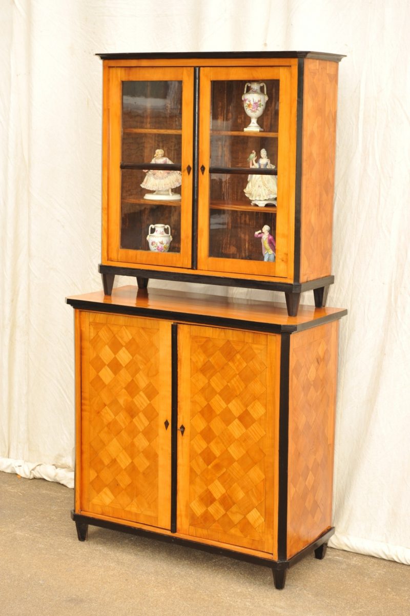 Aufsatzvitrine Biedermeier Kirsche mit Rauten-Marketerie