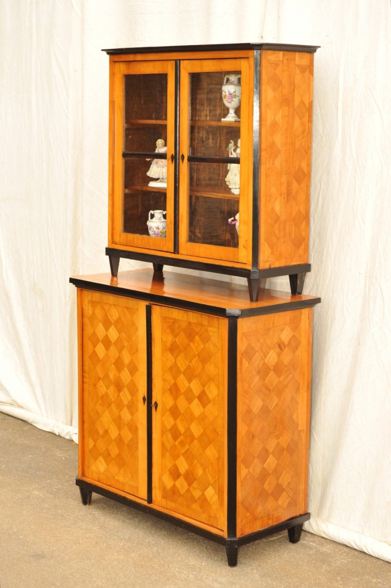 Aufsatzvitrine Biedermeier Kirsche mit Rauten-Marketerie