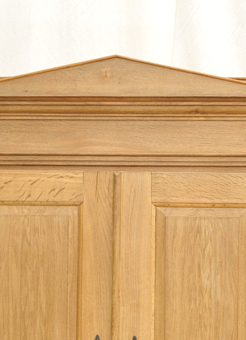 Der Eichenschrank im Wohnzimmer: Ein zeitloser Klassiker für Ihr Zuhause