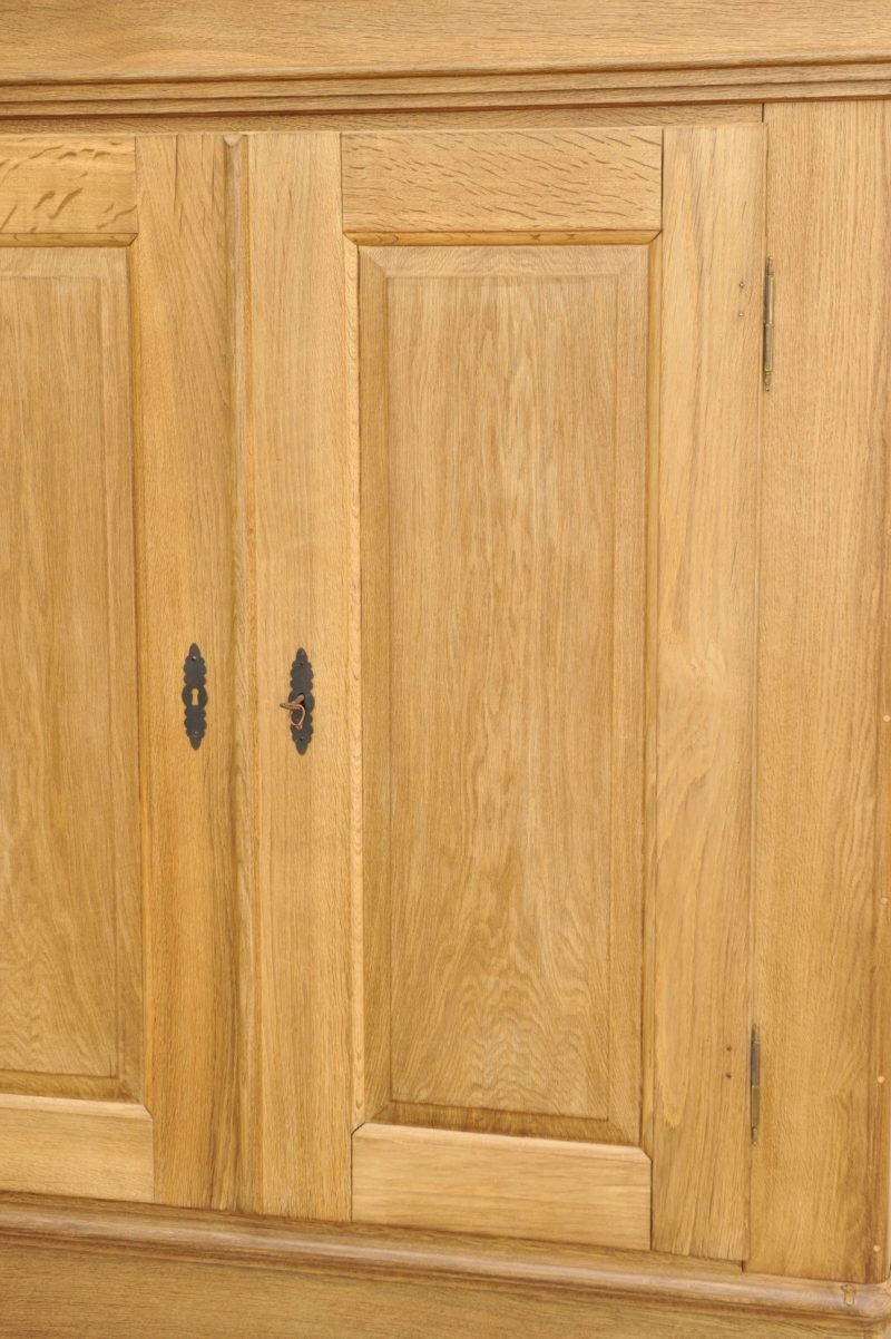 Der Eichenschrank im Wohnzimmer: Ein zeitloser Klassiker für Ihr Zuhause