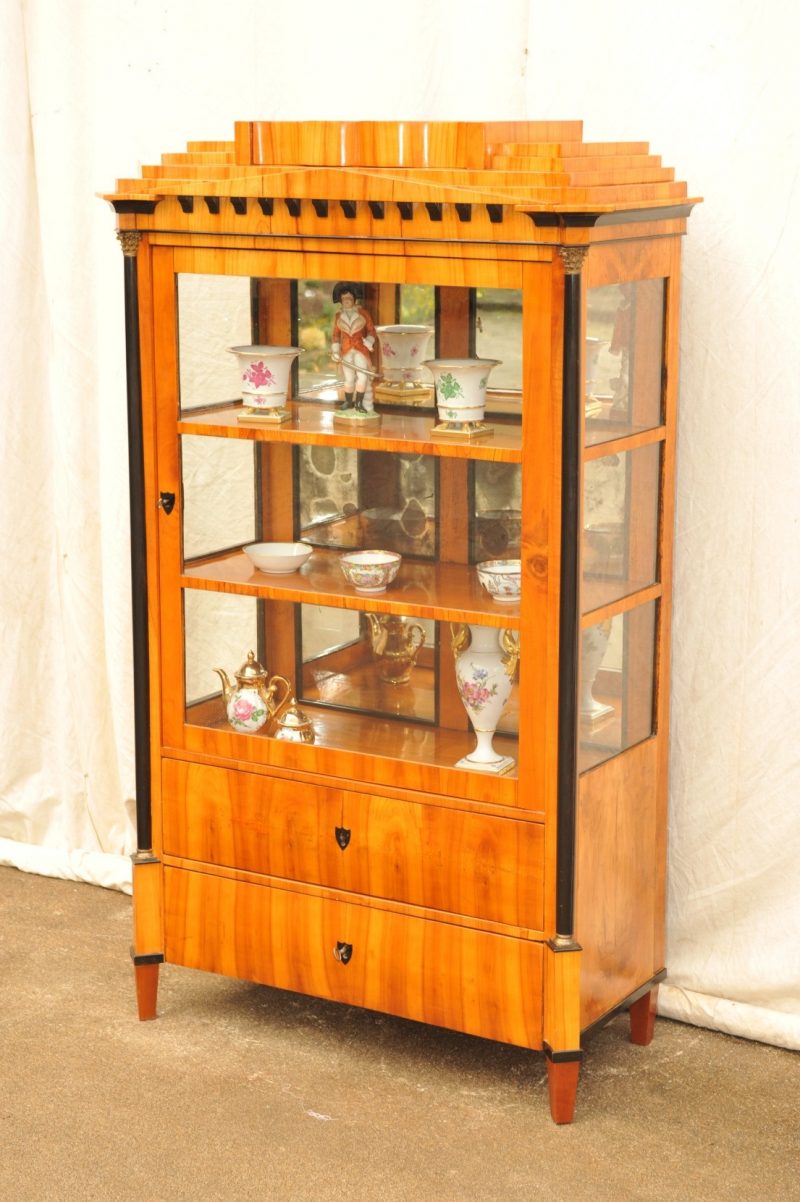 bedeutende dreiseitig verglaste Biedermeier Vitrine Kirschbaum