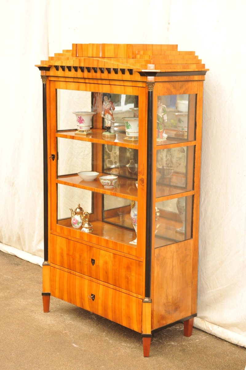 bedeutende dreiseitig verglaste Biedermeier Vitrine Kirschbaum