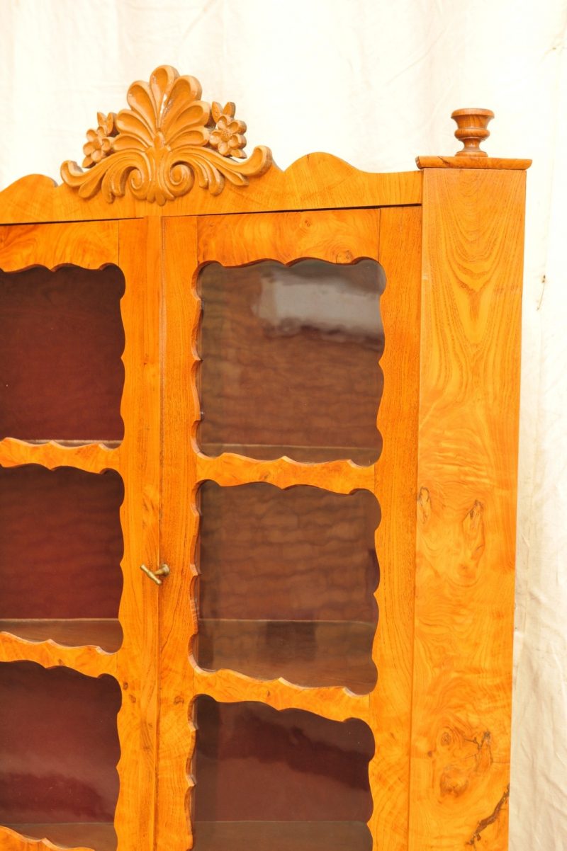 Detail Eckschrank mit Aufsatzvitrine Biedermeier Esche