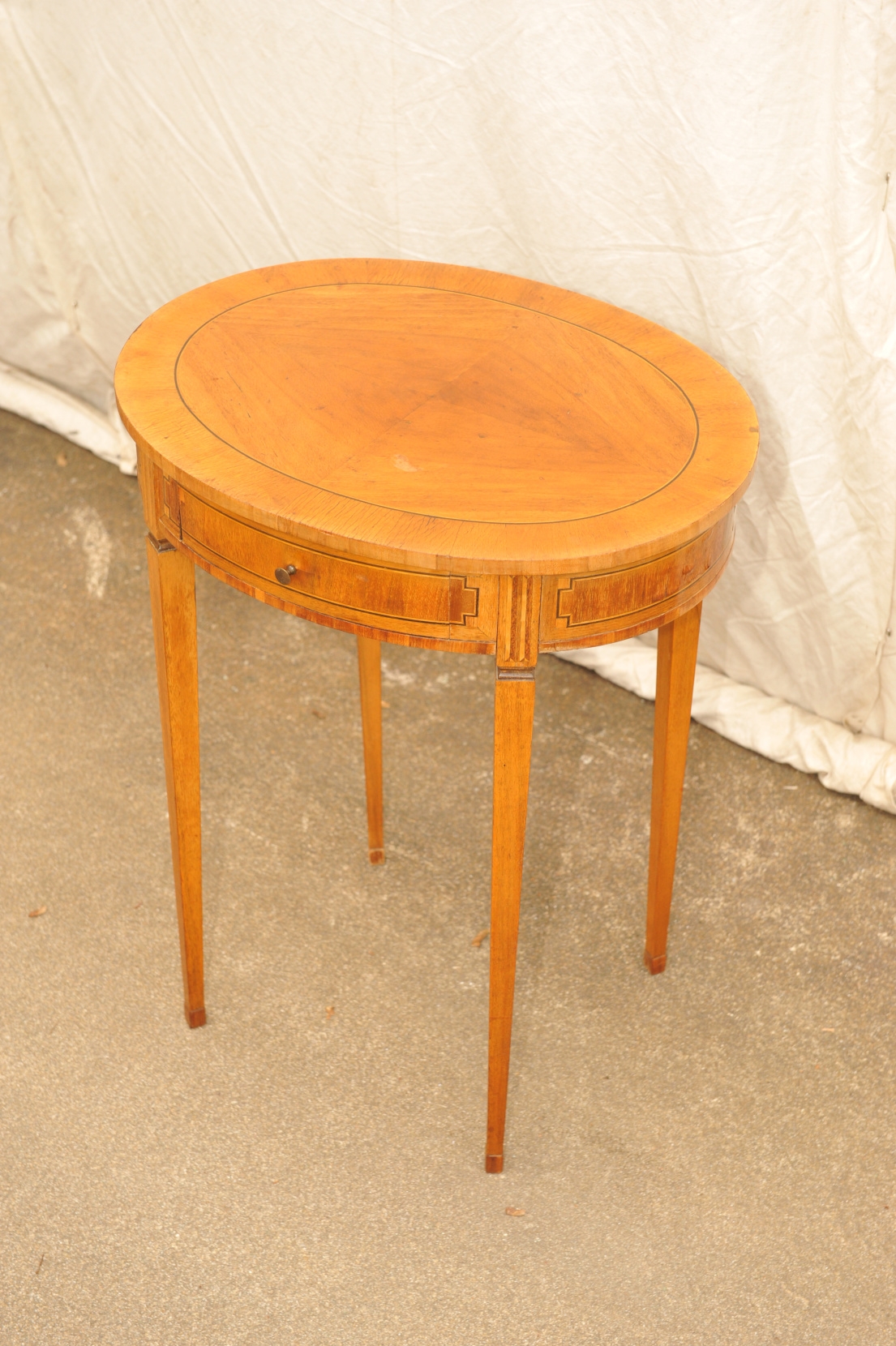 rund-ovaler Tisch Louis XVI Stil