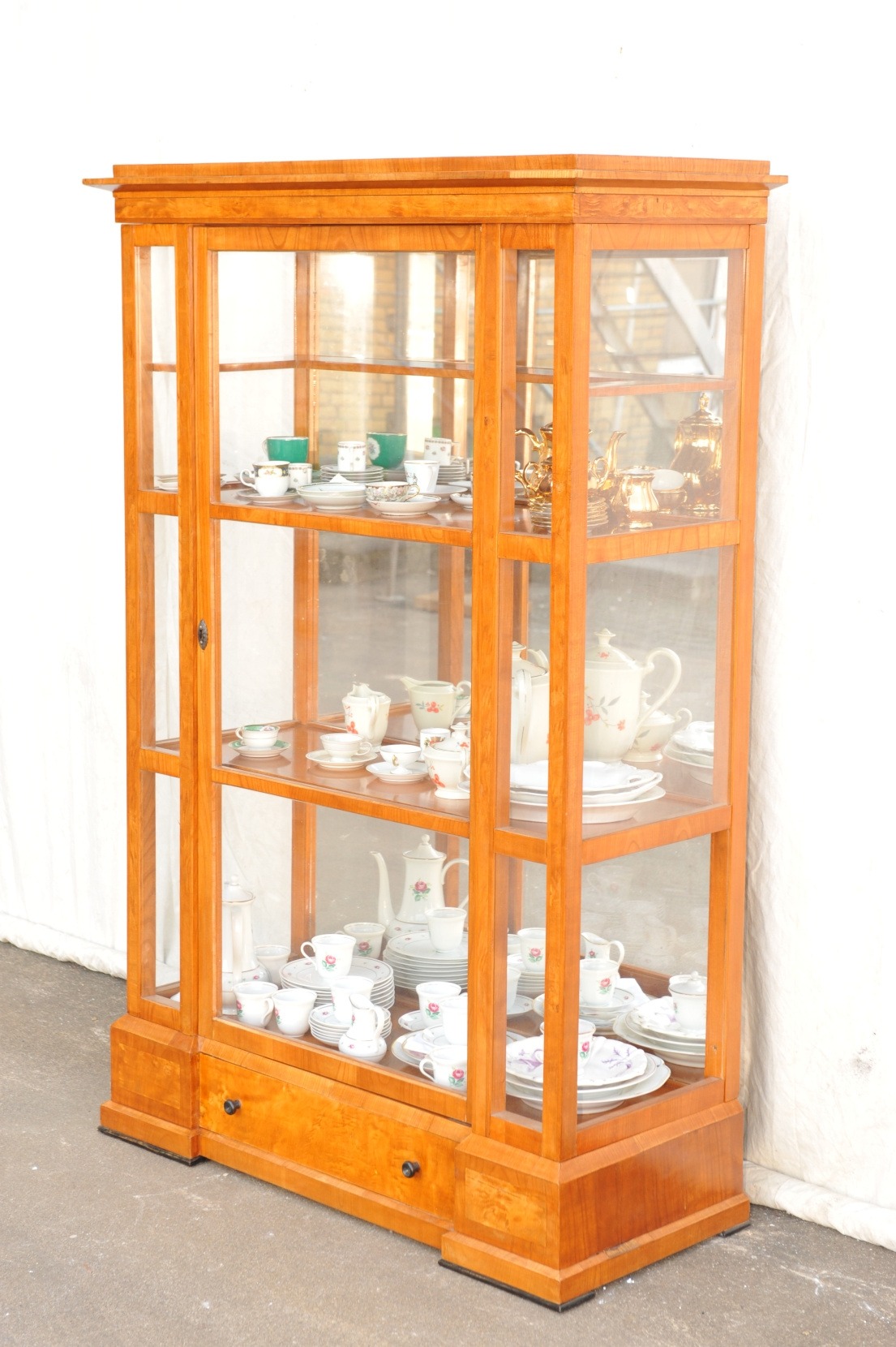 Vitrine dreiseitig verglast, Biedermeier Stil