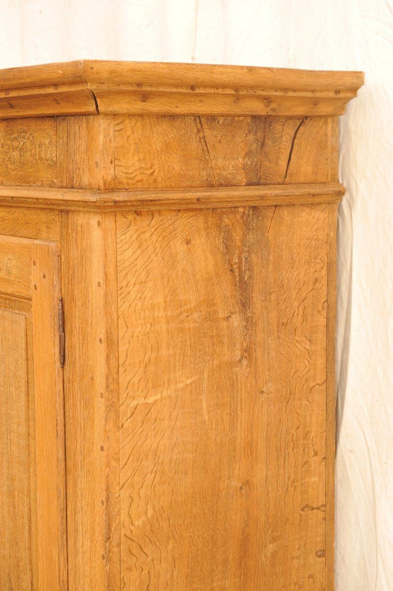 Detail antiker Eichenschrank , Rillendekor, Brautgabe 1836