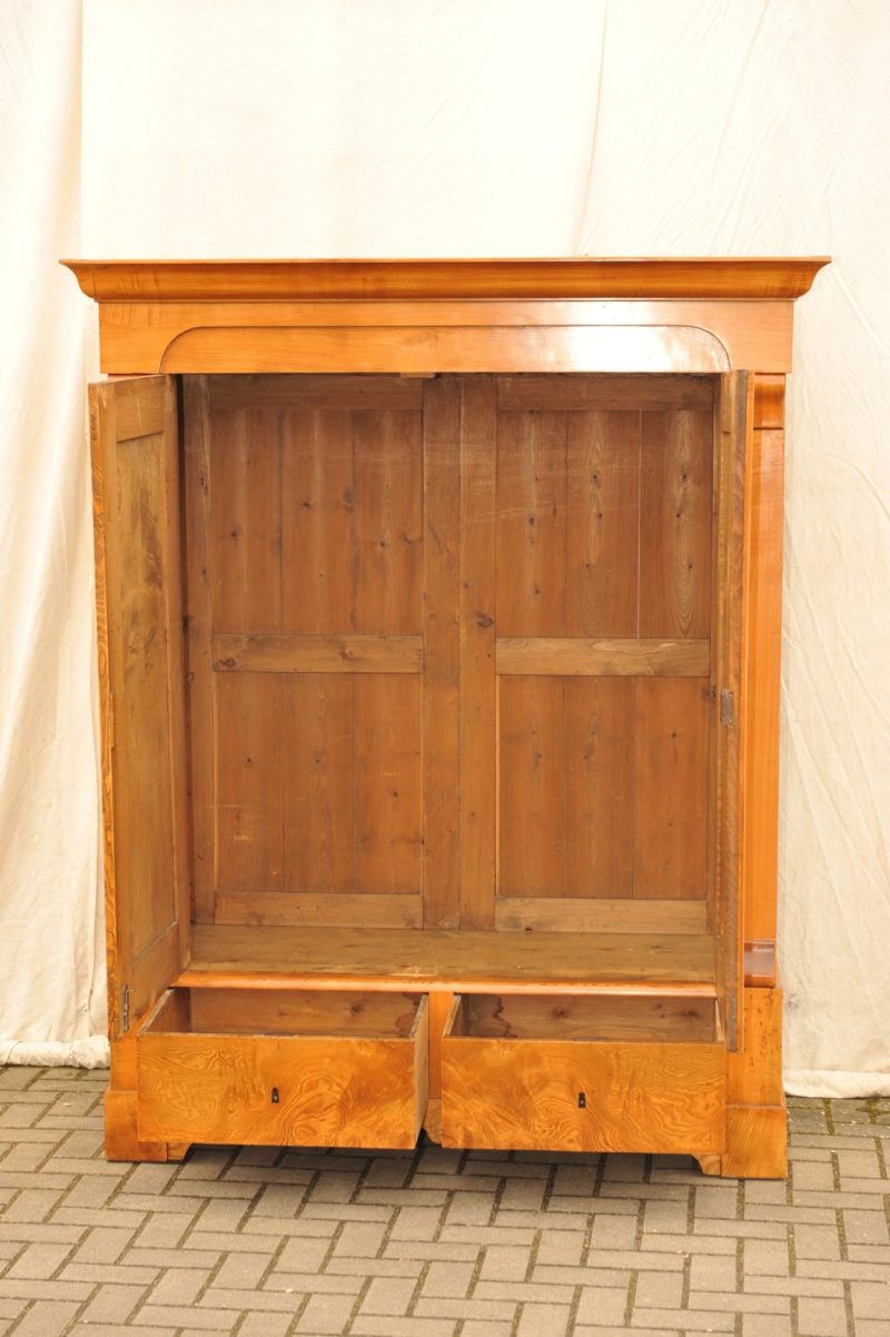 Innenansicht großer Biedermeier Schrank Rüster/Ulme