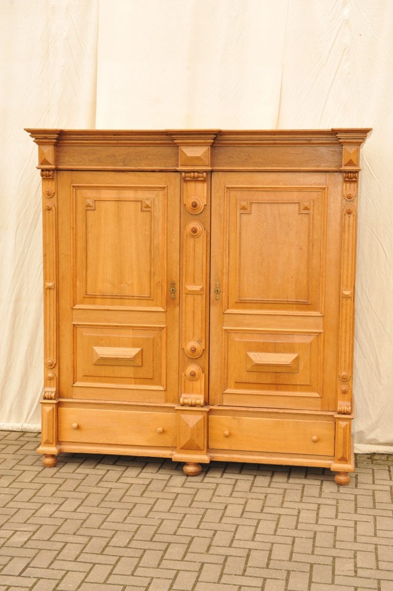 großer antiker Hallenschrank Eiche