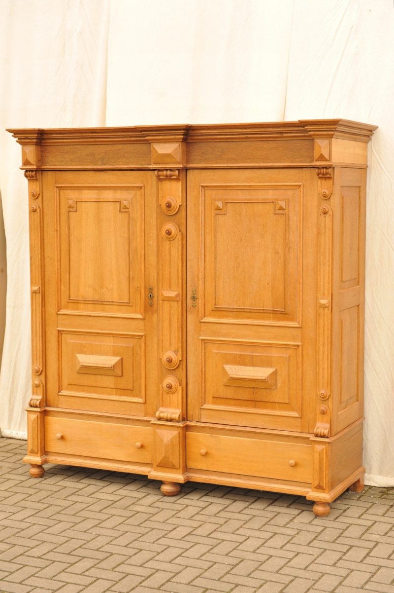 großer antiker Hallenschrank Eiche