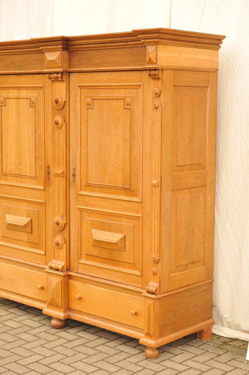 großer antiker Hallenschrank Eiche