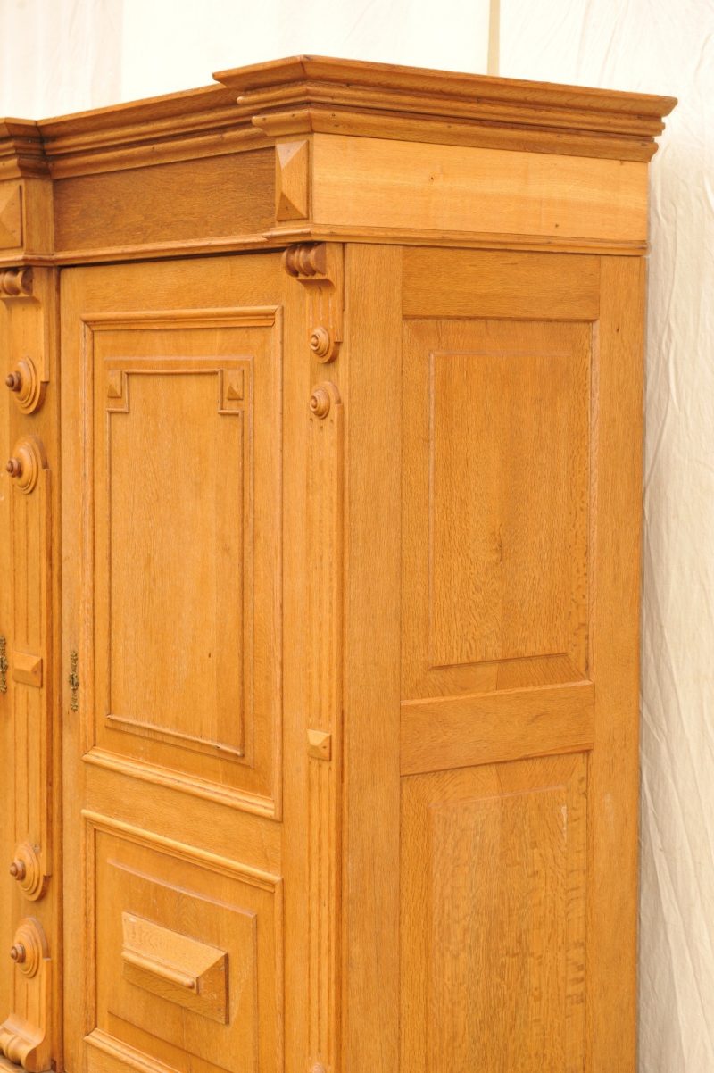 Detail großer antiker Hallenschrank Eiche