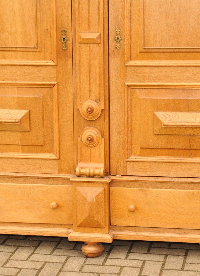 großer antiker Hallenschrank Eiche