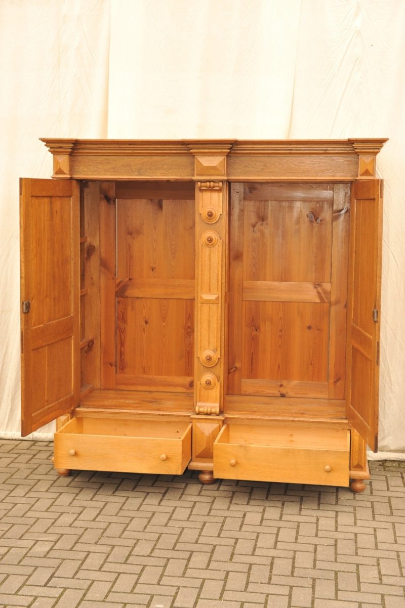 Innen großer antiker Hallenschrank Eiche