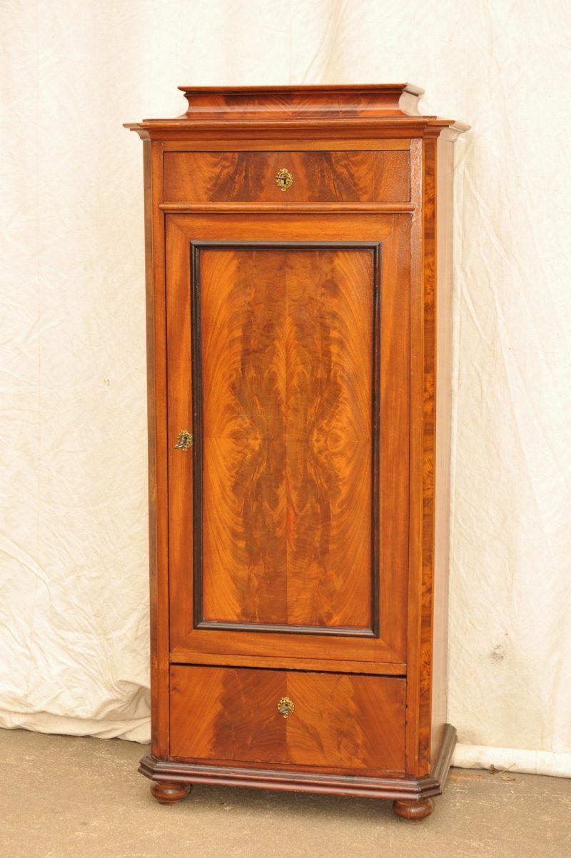 sogenannter Silberschrank Biedermeier Mahagoni