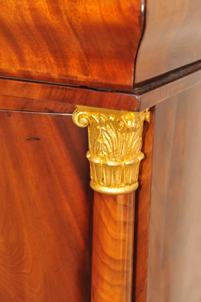 Detail klassizistischer Pfeilerschrank mit bombierter Tür und flankierenden Säulen