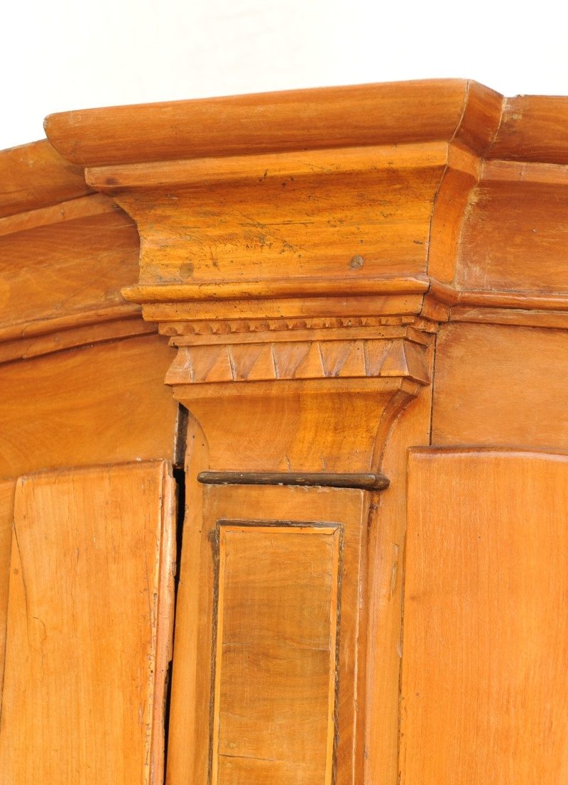 Detail Kirschbaum Schrank mit Marketerien und Einlegearbeiten, Louis XVI