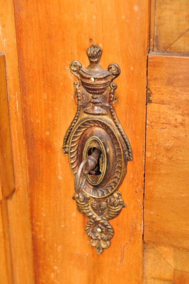 Detail Kirschbaum Schrank mit Marketerien und Einlegearbeiten, Louis XVI