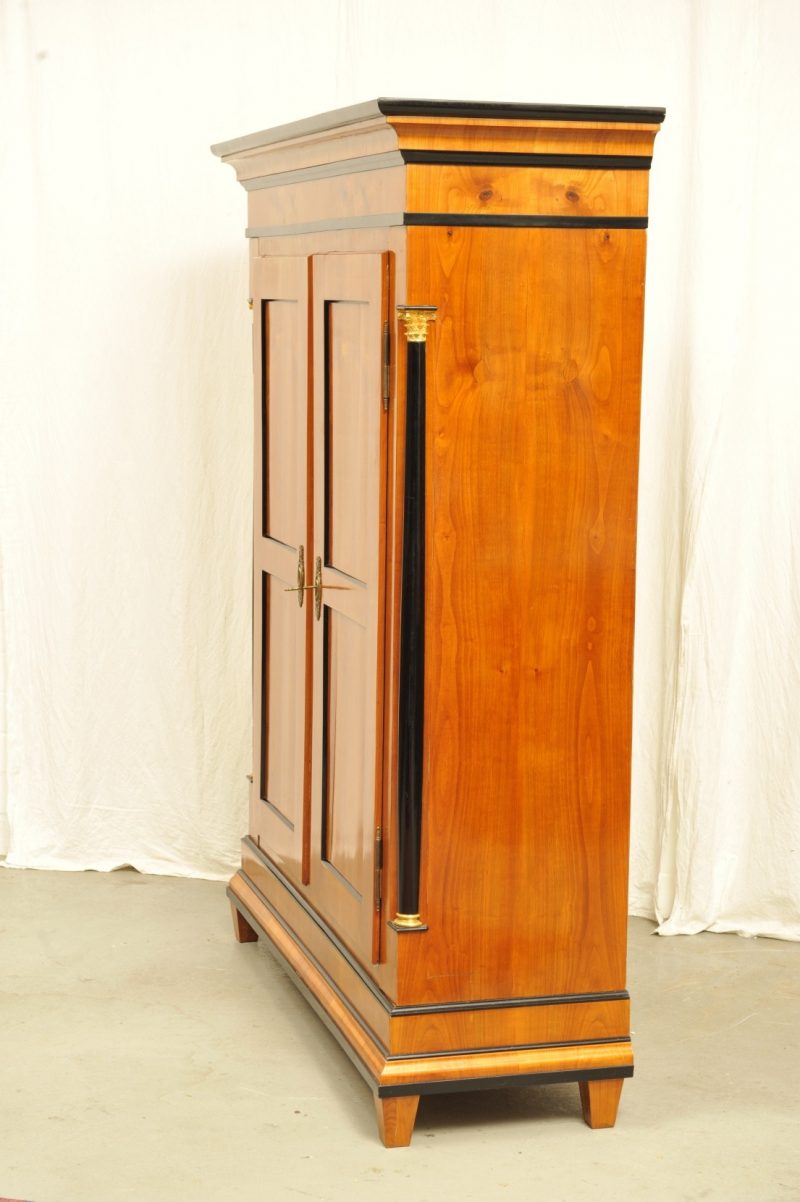 großer Biedermeier Schrank Kirschbaum