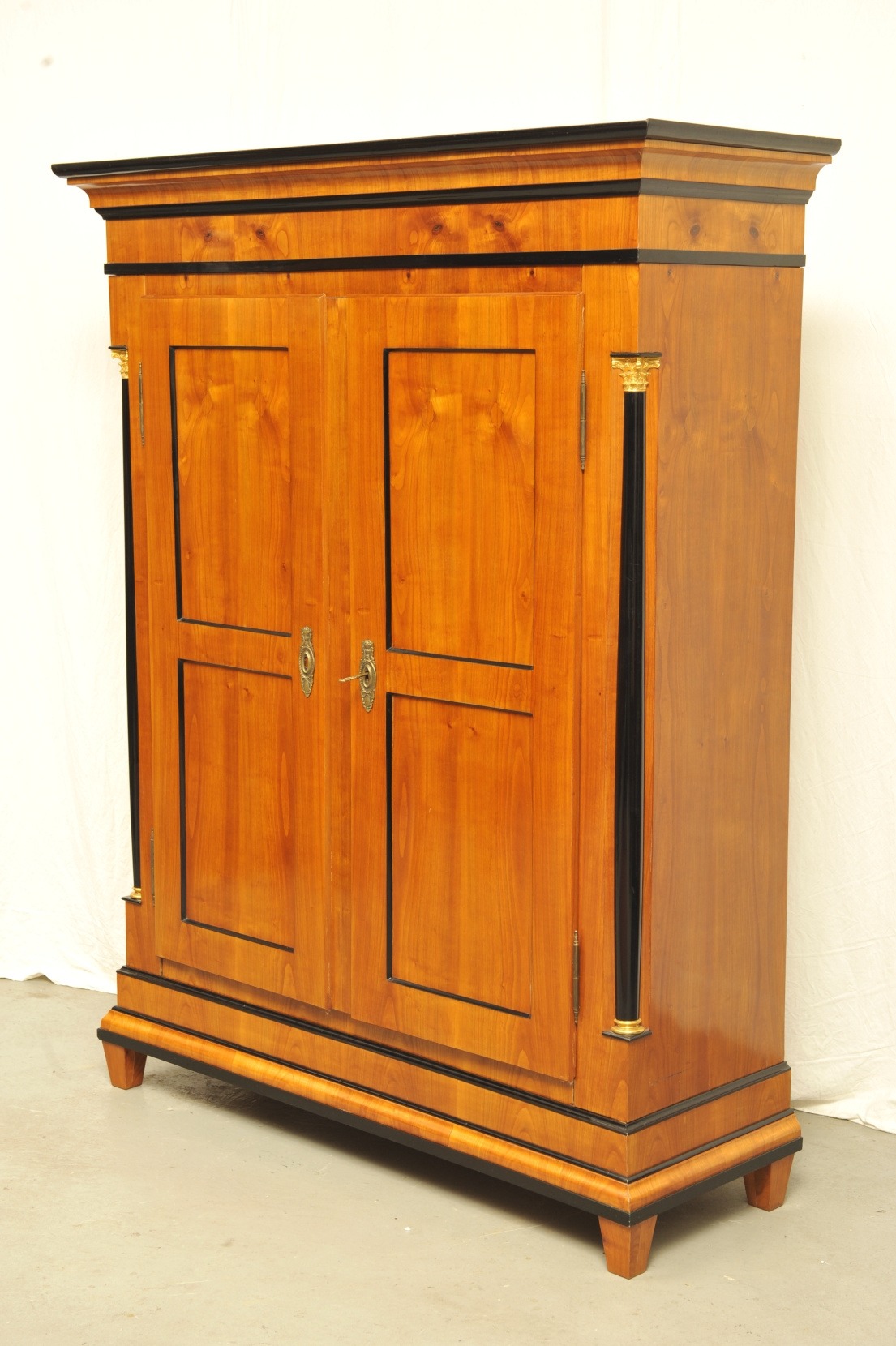 großer Biedermeier Schrank Kirschbaum