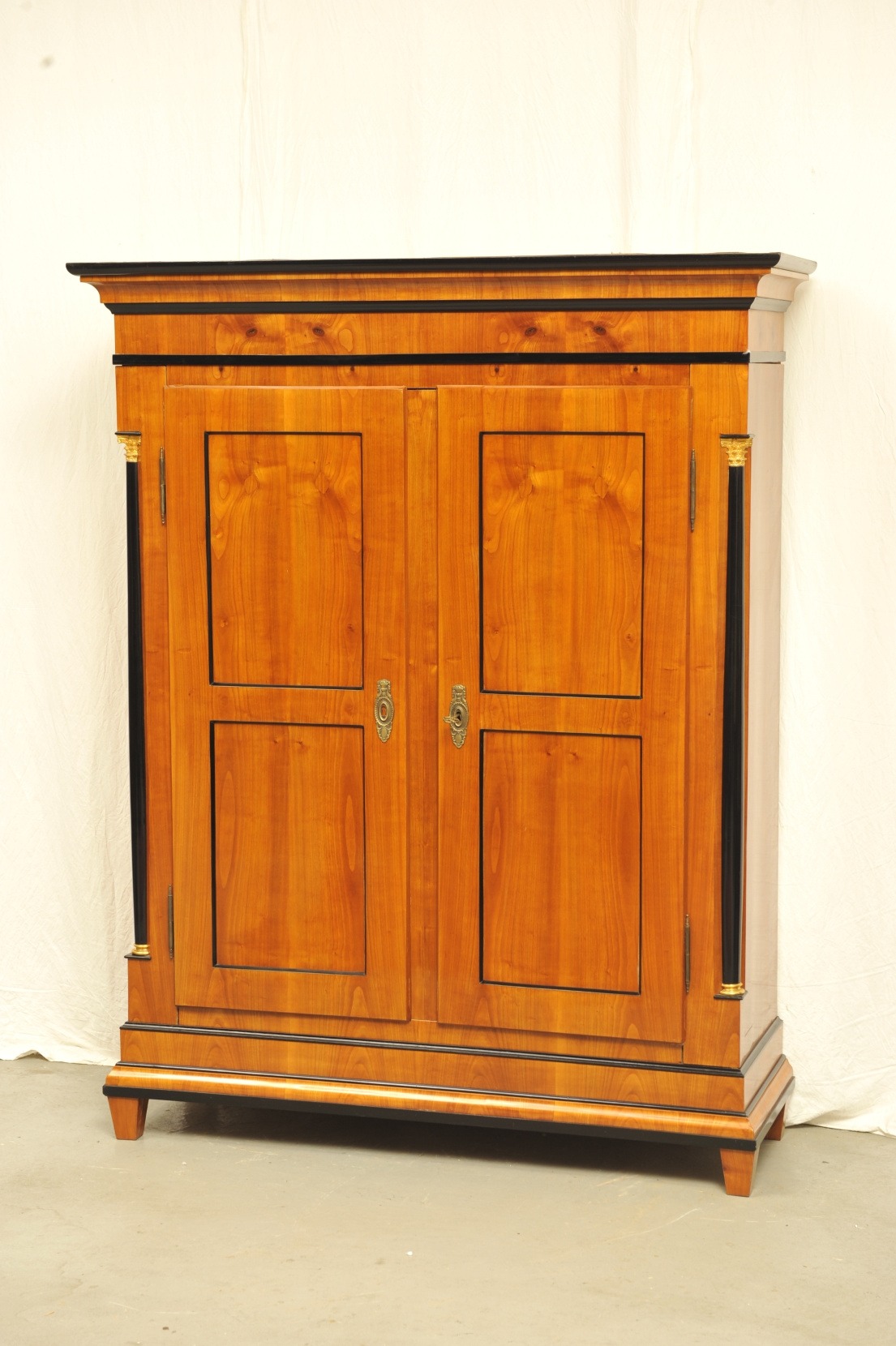 großer Biedermeier Schrank Kirschbaum