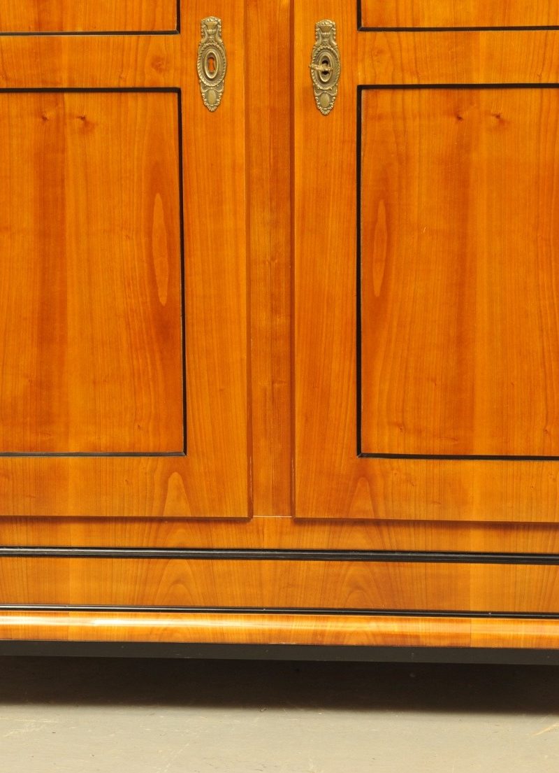 Detail großer Biedermeier Schrank Kirschbaum