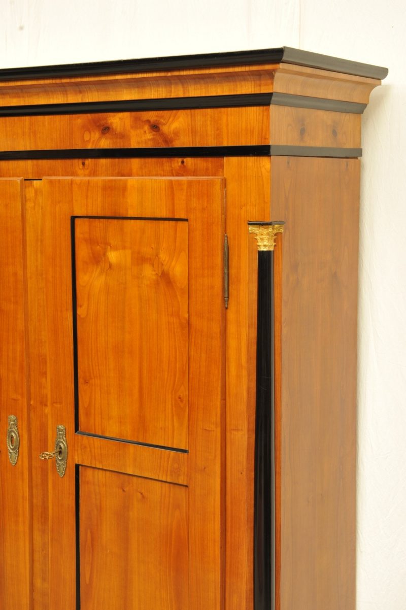 großer Biedermeier Schrank Kirschbaum