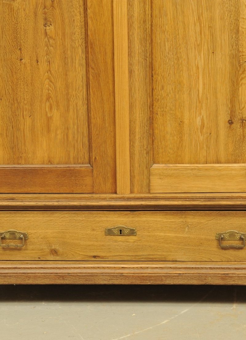 Detail zerlegbarer Eichenschrank von 1910/20