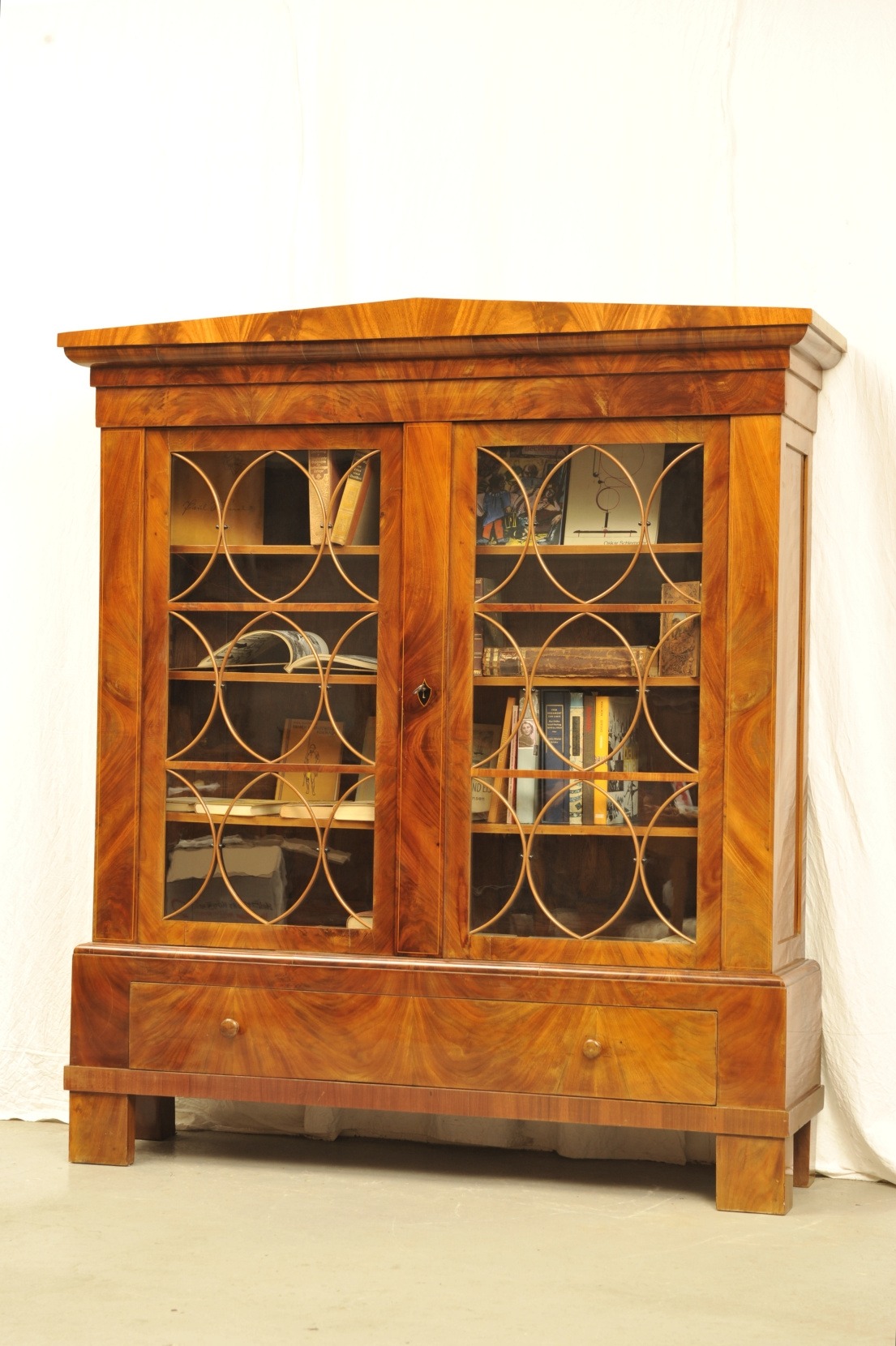 großer Biedermeier Bücherschrank Mahagoni