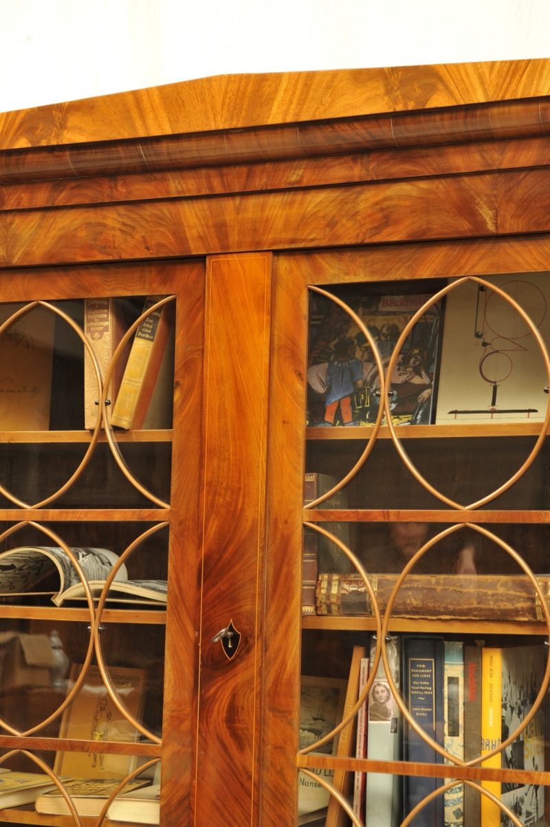 Detail großer Biedermeier Bücherschrank Mahagoni