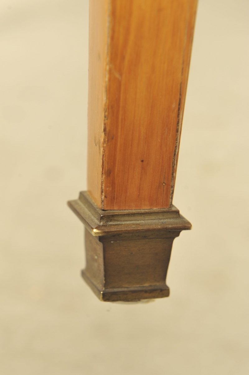 Detail runder Biedermeier Beistelltisch