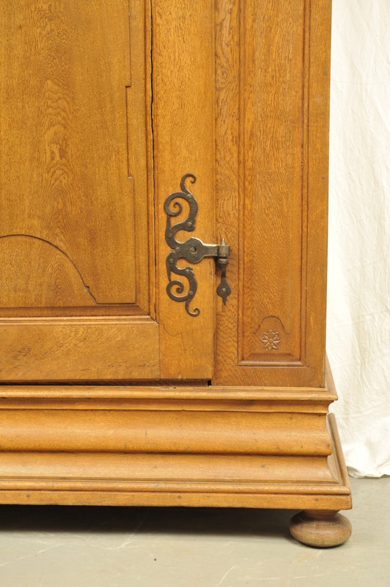 Detail eintüriger Barockschrank Eiche