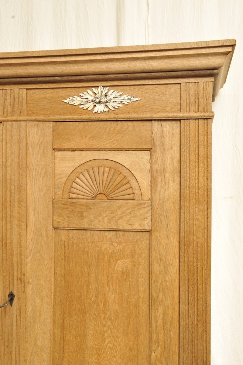 Detail zerlegbarer Kleiderschrank Eiche von 1820