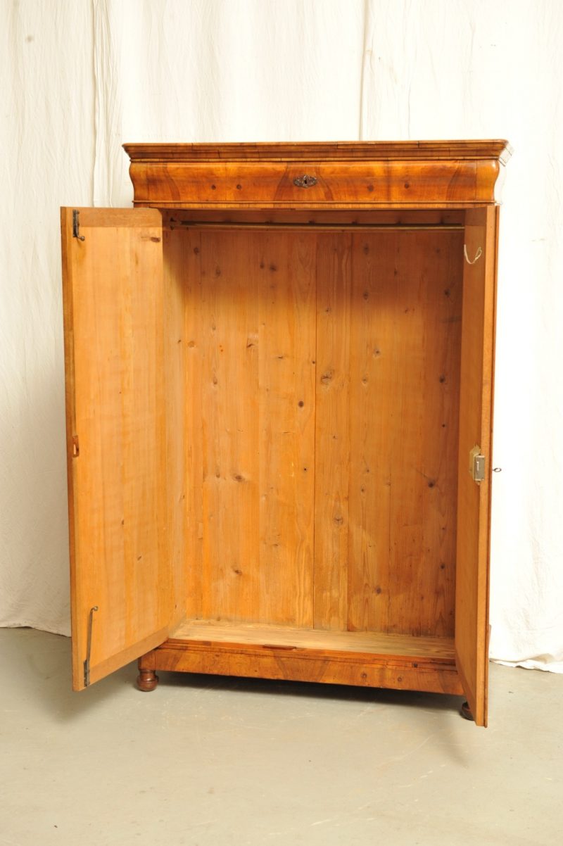 Innen: Biedermeier Wäscheschrank Nussbaum