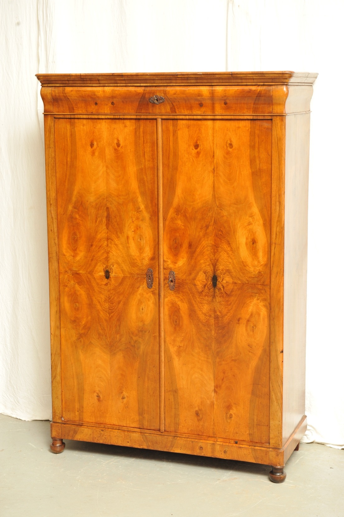 Biedermeier Wäscheschrank Nussbaum