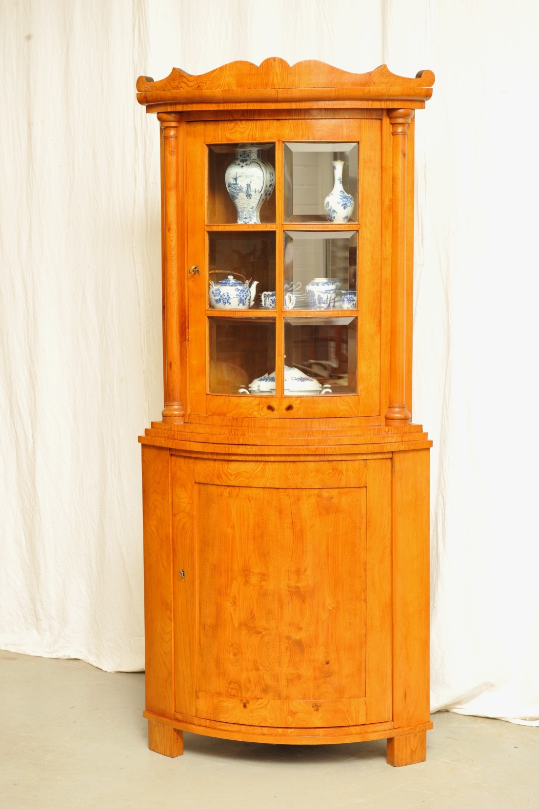 Eckvitrine Vierteltonne Biedermeier