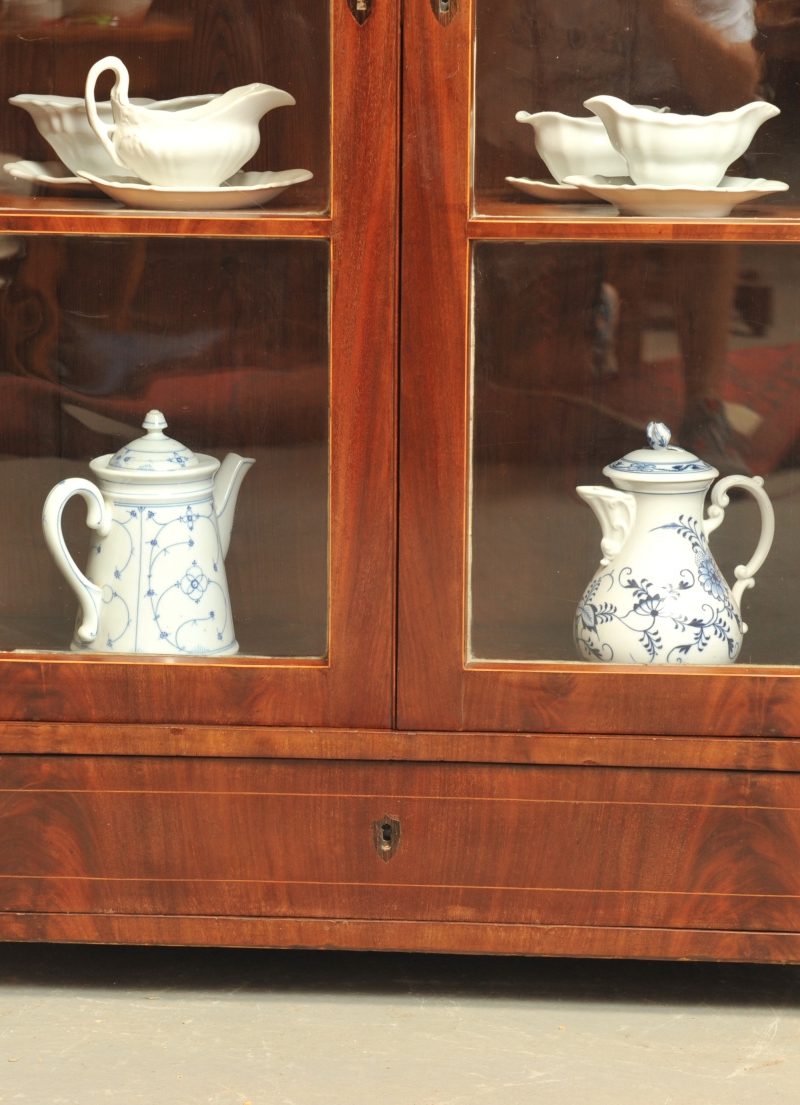 Detail Biedermeier Vitrinenschrank Mahagoni mit Fadeneinlagen